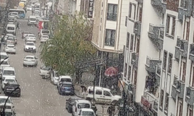 Van’da dolu yağışı şehri beyaza bürüdü