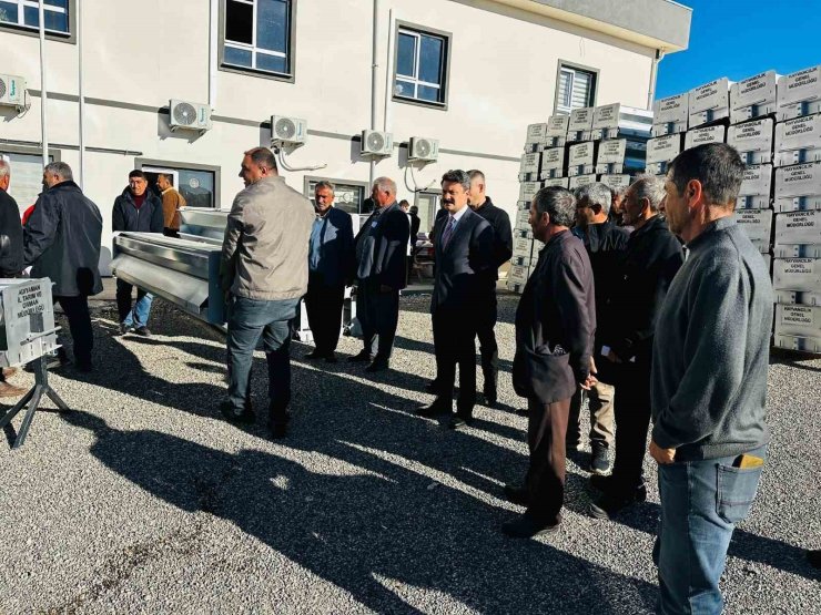 Besni’de 84 yetiştiriciye otomatik yemlik dağıtıldı