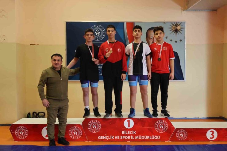 Bilecik’te güreşte gençlerden yoğun mücadele