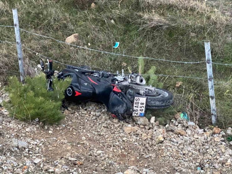 Bilecik’te kontrolden çıkan motosiklet köprüden aşağı uçtu