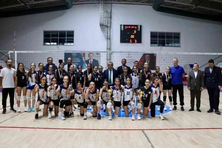 Bilecik’te Yıldız Kızlar Voleybol finali heyecanı