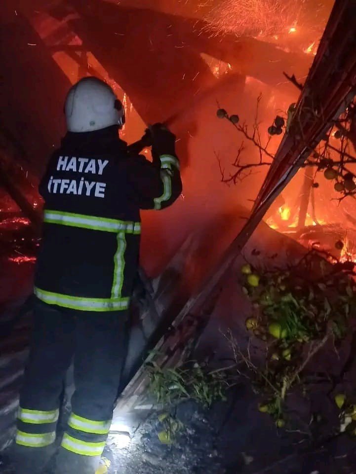 Erzin’de baraka alevlere teslim oldu