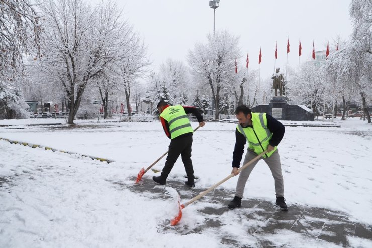 Ardahan’da belediyeden karla mücadele