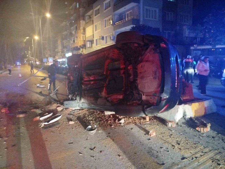 Refüje çarpıp takla atan otomobil karşı şeride geçti: 2 yaralı