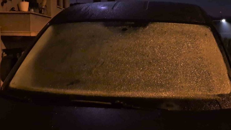 Bartın’da sıcaklık 4 dereceye kadar düştü araç camları buz tuttu