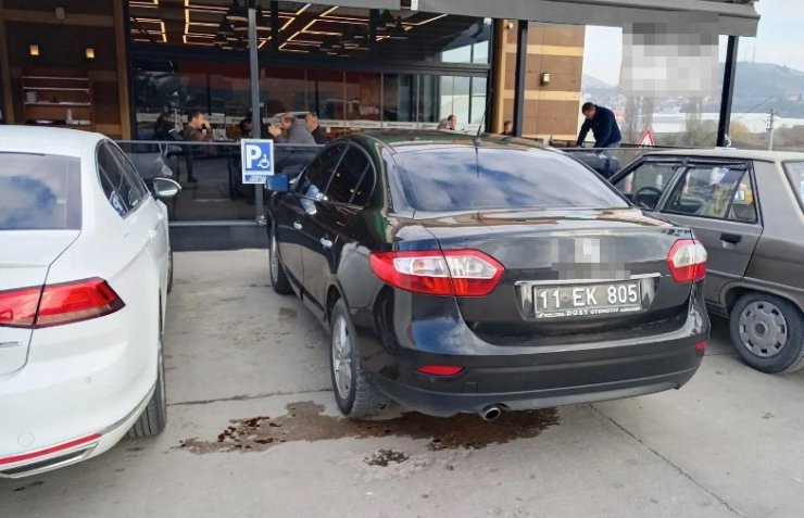 3 Aralık Dünya Engelliler Günü’nde engelli yerine park eden resmi araca ceza