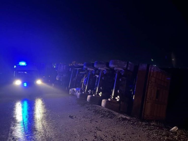 Bilecik’te devrilen tırın sürücüsü yaralandı