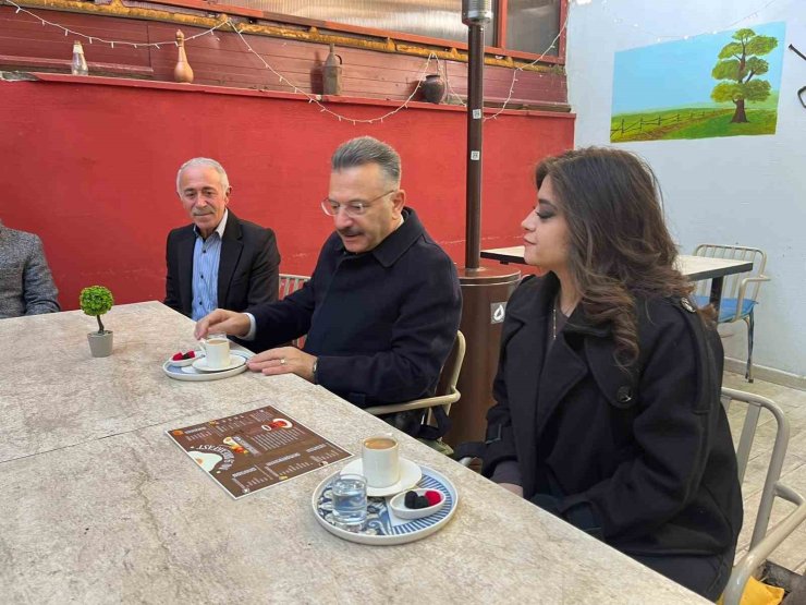Vali Aksoy, işitme engelli genç girişimci kadının açtığı işletmede sabah kahvesini içti