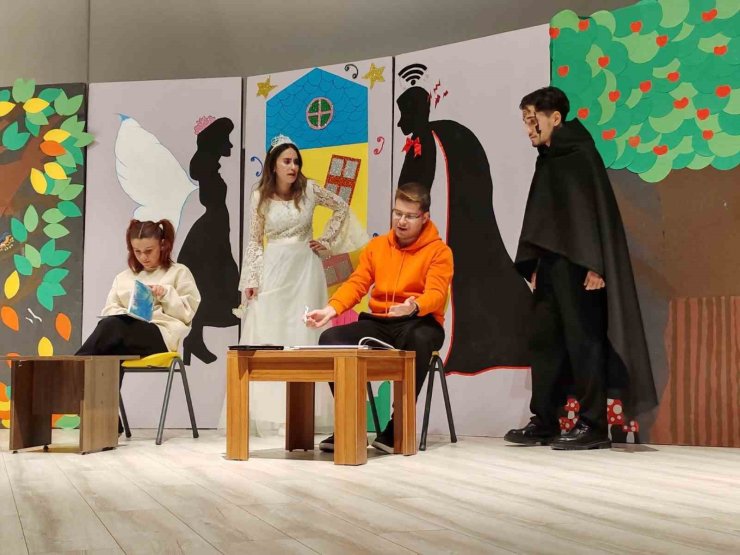 Kütahya’da ’Çekmez Köy’ tiyatro oyunu minik öğrencilerle buluştu