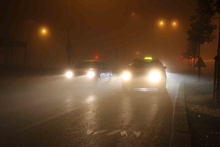 Sivas yoğun sise gömüldü, araçlar görünmez hale geldi
