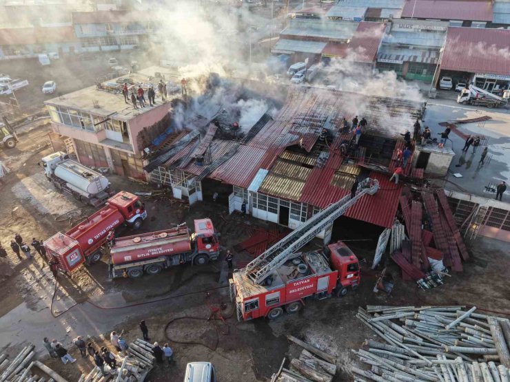 Tatvan’da kereste dükkanında yangın