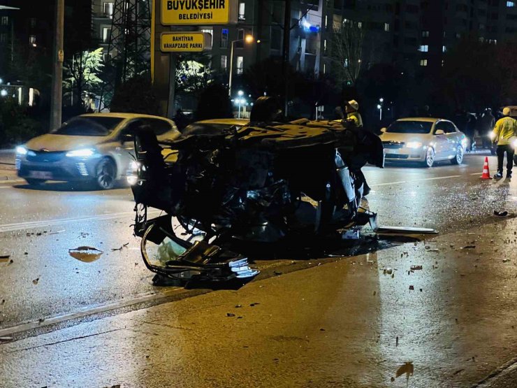 Konya’da ağaca çarpan otomobilden fırlayan yolcu kurtarılamadı