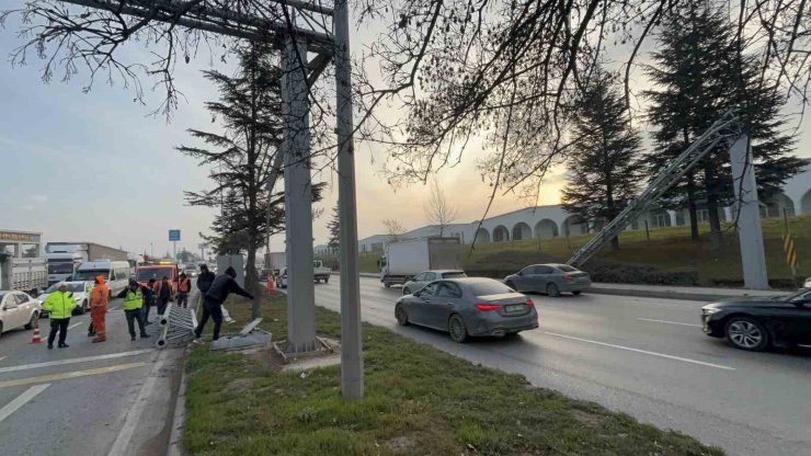 Damperi açık tır PTS direğini devirdi, facia kıl payı atlatıldı