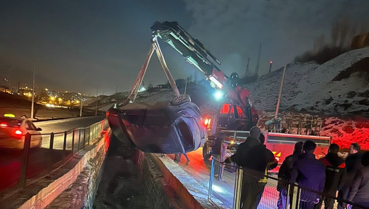 Kontrolden çıkan otomobil su kanalına düştü: 1 yaralı