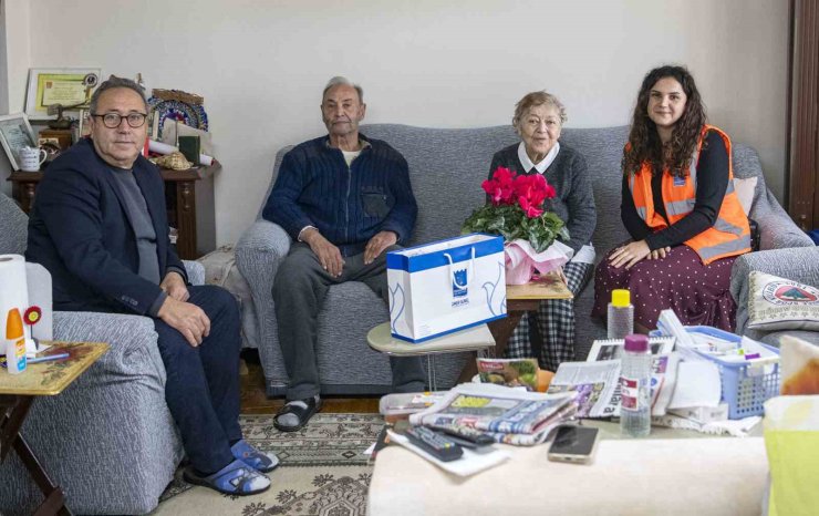 Kuşadası Belediyesi’nden engelli Osman amcaya anlamlı ziyaret