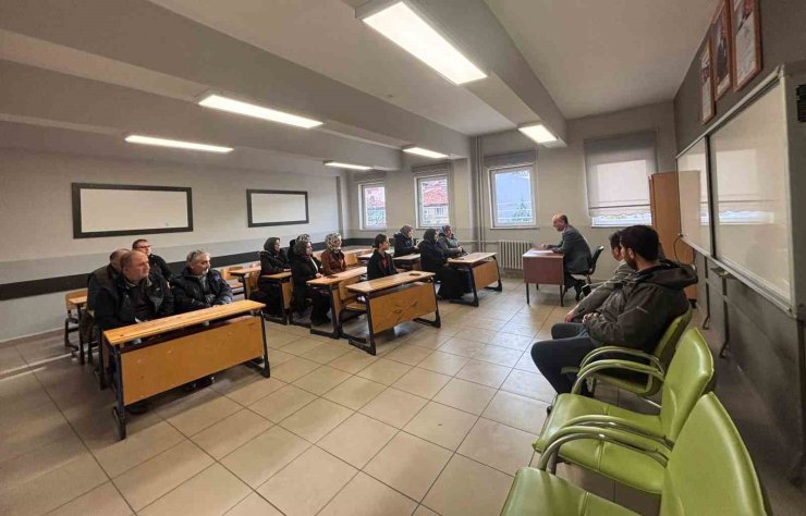 Müdür Kilitci: "Velilerin bilinçli tutumu öğrencilerin başarısında önemli rol oynamaktadır"