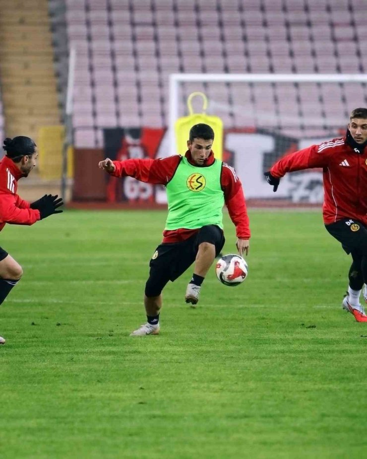 Eskişehirspor, Karşıyaka maçı için hazırlıklarını sürdürüyor