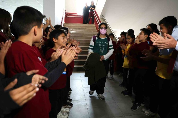 Lösemiyi yenen İkranur 3 yıl sonra okula döndü, çiçek ve balonlarla karşılandı