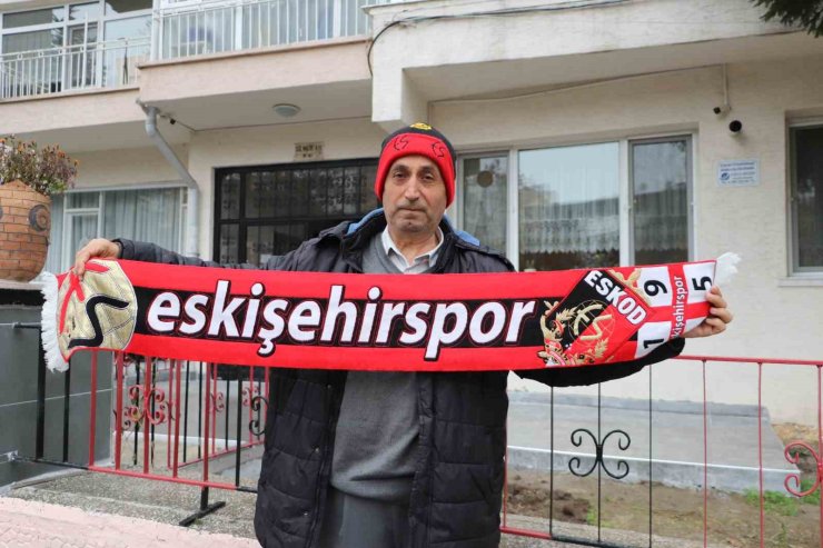 Eskişehir’de apartman sakinleri, Eskişehirspor sevgisini binaya taşıdı