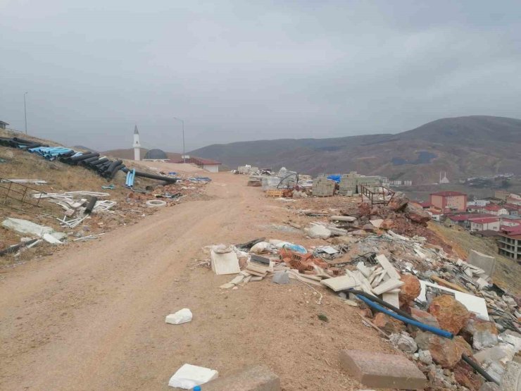 Bayburt Kent Konseyi Şehit Osman Dağı’na dökülen hafriyat için girişimde bulundu