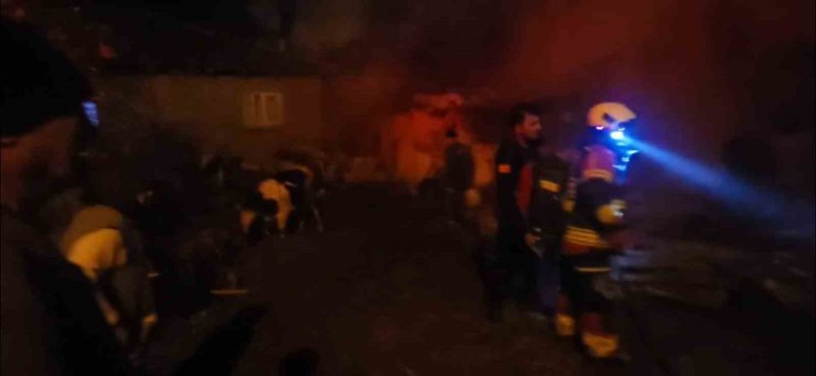 Sındırgı’da hayvan damı ve samanlıkta yangın