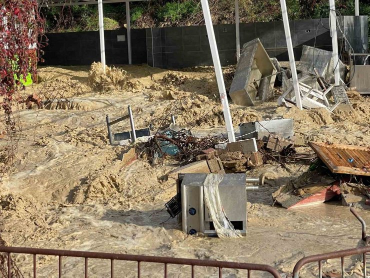 Alanya’da taşan dere 5 yıldızlı otelin sahildeki kafesini yıktı