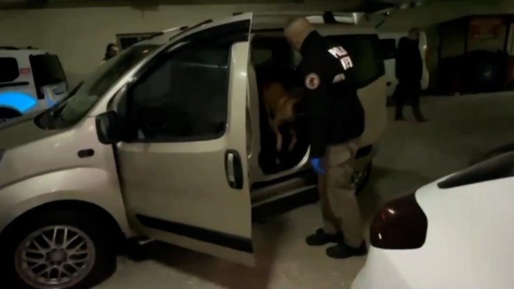 Bolu’da arabaya zulalanmış uyuşturucuyu ’Pako’ buldu