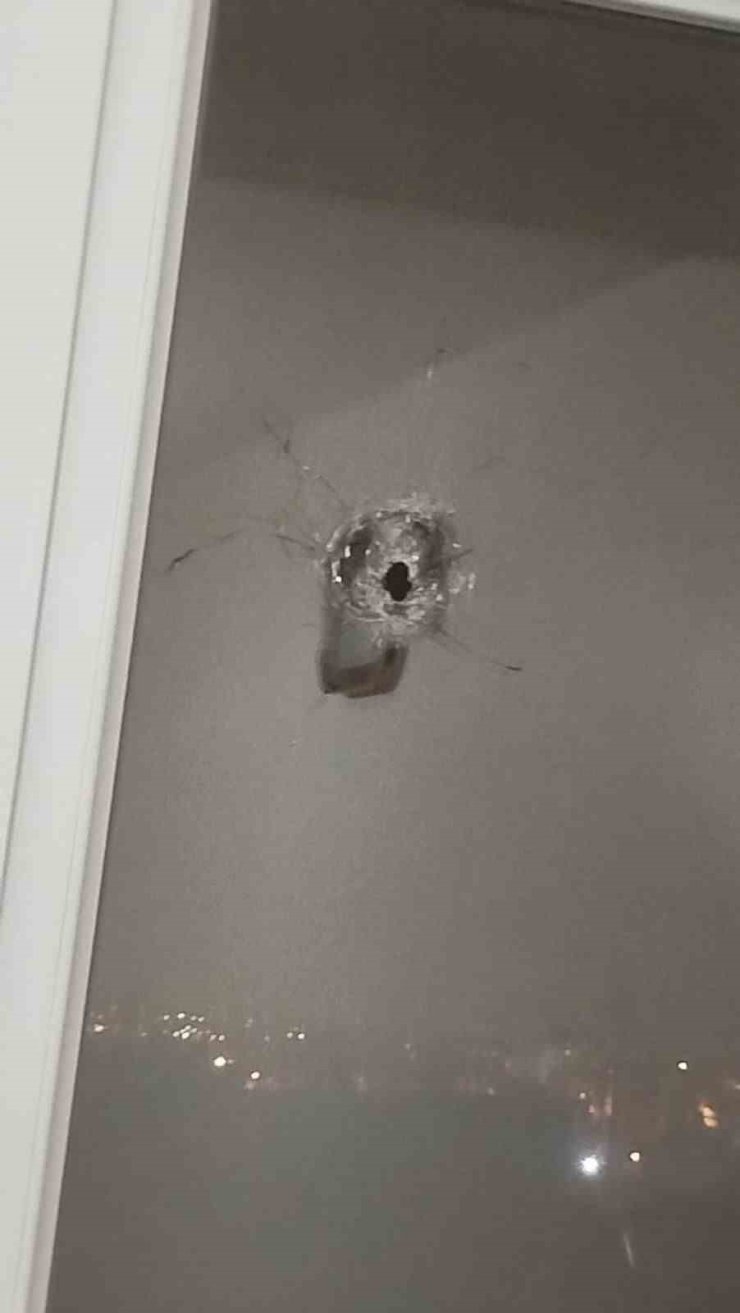 Esenyurt’ta alkollü maganda paniği: Evin camına kurşun isabet etti