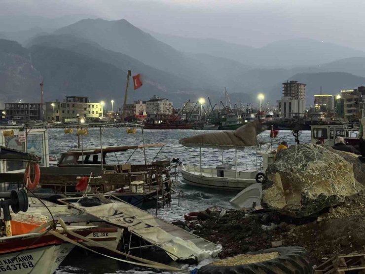Hatay’da fırtınanın etkisiyle 5 tekne ve 1 yat alabora oldu