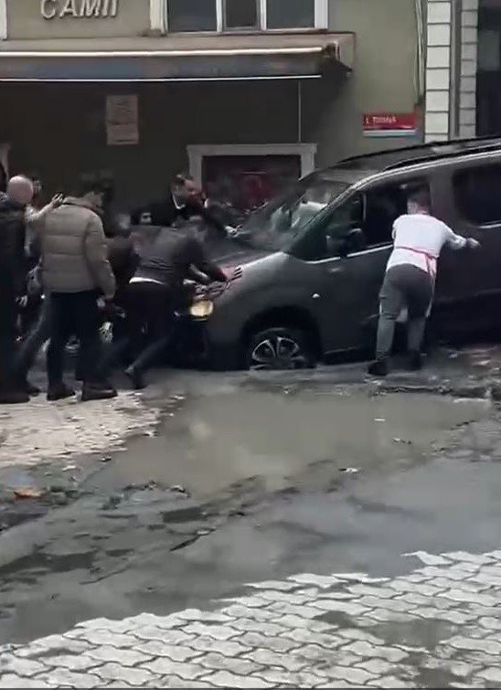 Küçükçekmece’de yağmur sonrası çöken yolda, araçlar çukura düştü