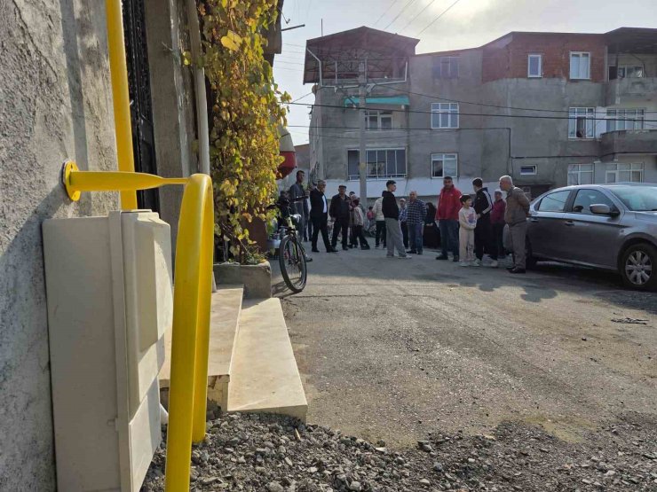 Doğal gaz 10 metre ötede, mahalleli yıllardır beklemede