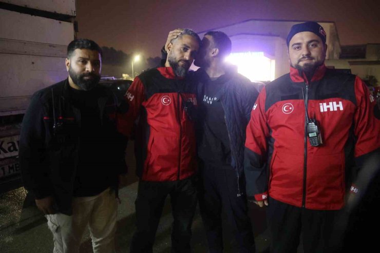 Evladını bulan arama kurtarma görevlisinin alnından öpen baba: "Oğluma bunu yapan caninin en ağır cezayı almasını istiyorum"