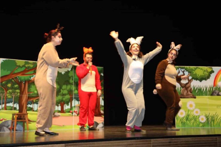 Çayırova’da çocuklar tiyatroyla buluştu