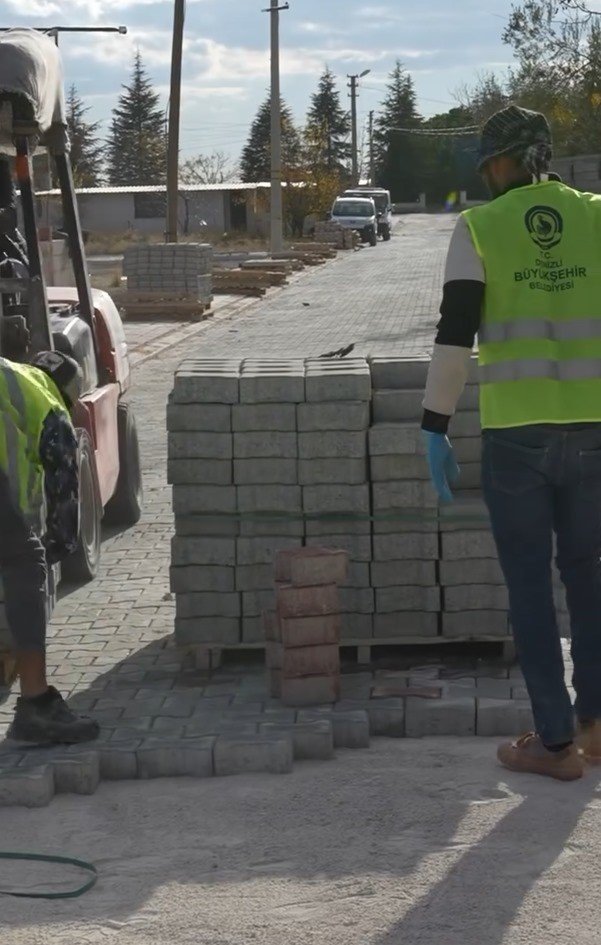 Çivril Belediyesi uzun yıllardır yapılmayan Kızılcasöğüt Mahallesi üst yapı çalışmalarına başladı