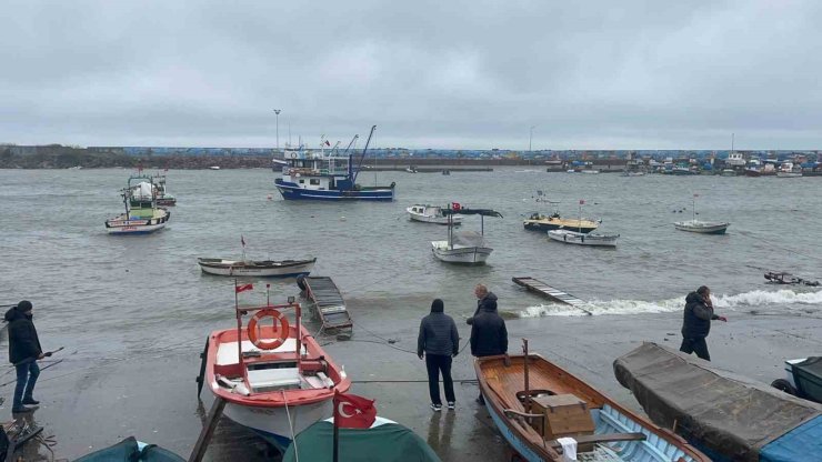 Akçakoca’da fırtına etkili oluyor