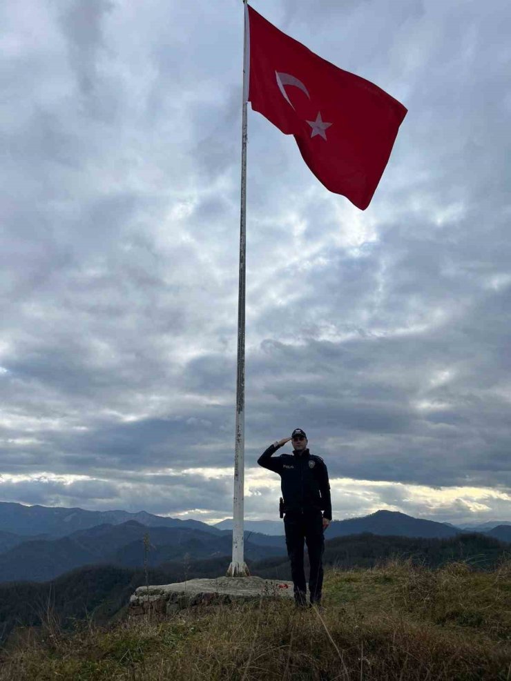 Giresun Valiliği müdahale etti; Yıpranan Türk bayrağı yenilendi