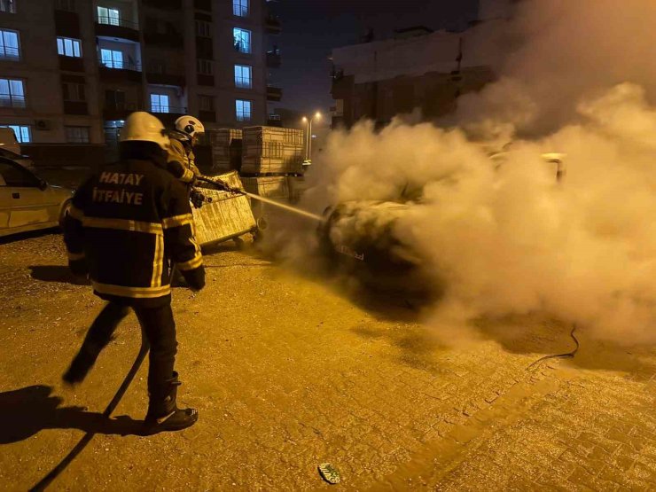 Kırıkhan’da hafif ticari araç yandı