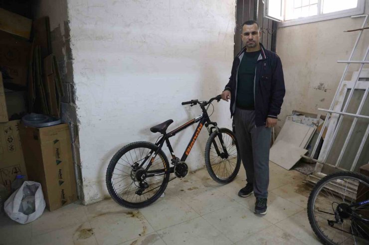 Kameralara yakalanan bisiklet hırsızına "Yazık yaşın genç diye şikayetçi olmadık, bir an önce iş bul ve çalış" diyerek nasihat etti