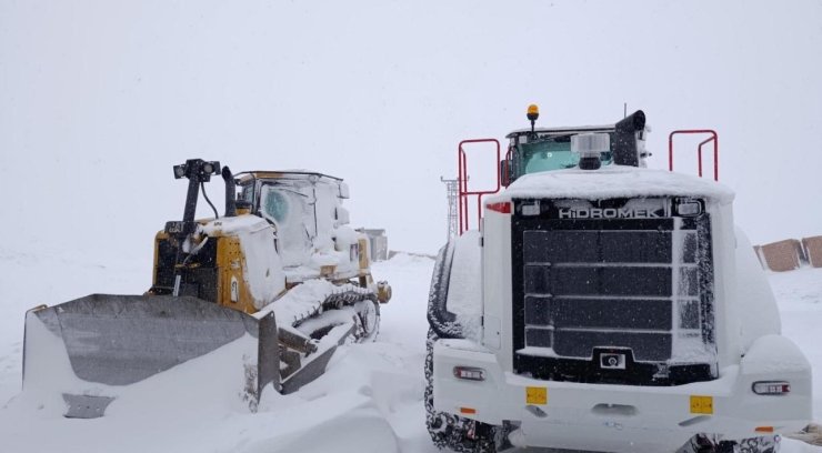 Şırnak’ta kar yolları kapattı, beyaz esaret başladı