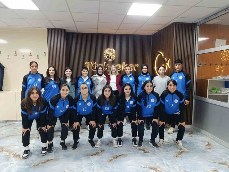Ağrı’da kadın futbol takımına moral yemeği