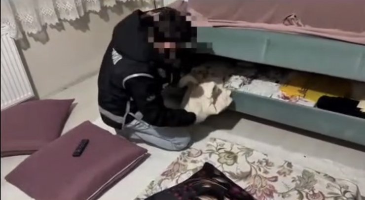 Ağrı’da kaçakçılık operasyonunda milyonluk telefon ve sigara ele geçirildi