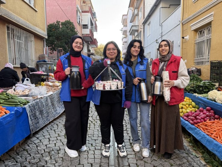 Gönüllü gençlerden pazar esnafına sıcak ikram