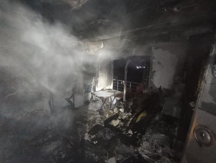 Elektrik kontağından çıkan yangında alevlere teslim olan ev kullanılmaz hale geldi