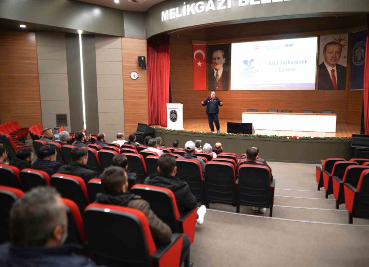 Afetlere karşı daha bilinçli olunması için Melikgazi personeline eğitim verildi
