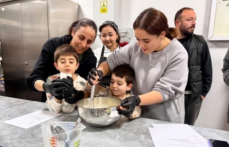 Özel bireyler mutfağa girdi, hem eğlendiler hem pişirdiler