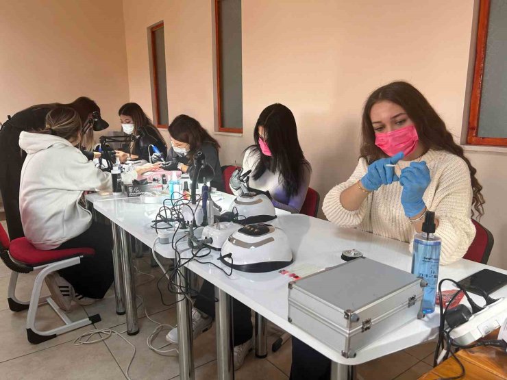 Eskişehir’de Türkiye’nin kamuya ait ilk protez tırnak atölyesi açıldı