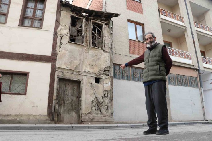 İki bina arasında sıkışan 2 metre enindeki metruk ev dikkat çekiyor