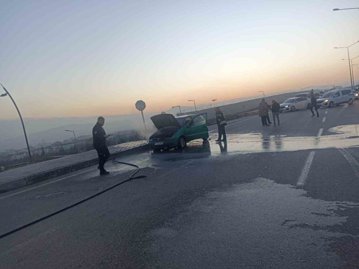 Elazığ’da seyir halindeki araç alev aldı