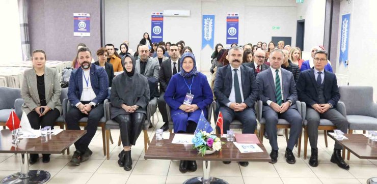 Genç kadınlar dijital dünyada güçleniyor