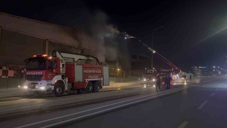 Gaziantep’te ambalaj fabrikasında yangın: 1 işçi dumandan etkilendi